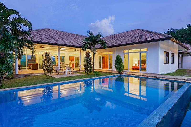 Picture 4 bedroom pool villa with sea view in Rawai for holiday rentals