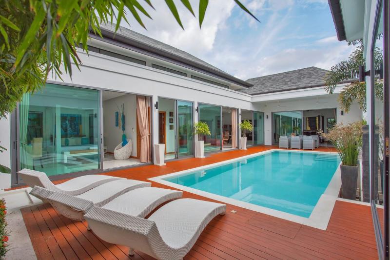 Picture Modern and gorgeous 3 bedroom pool villa for holiday or long term rental in Rawai