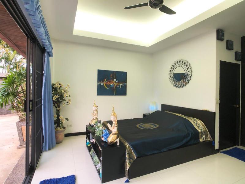 Photo 3 bedroom pool villa for rent in Phuket near Nai Harn Beach