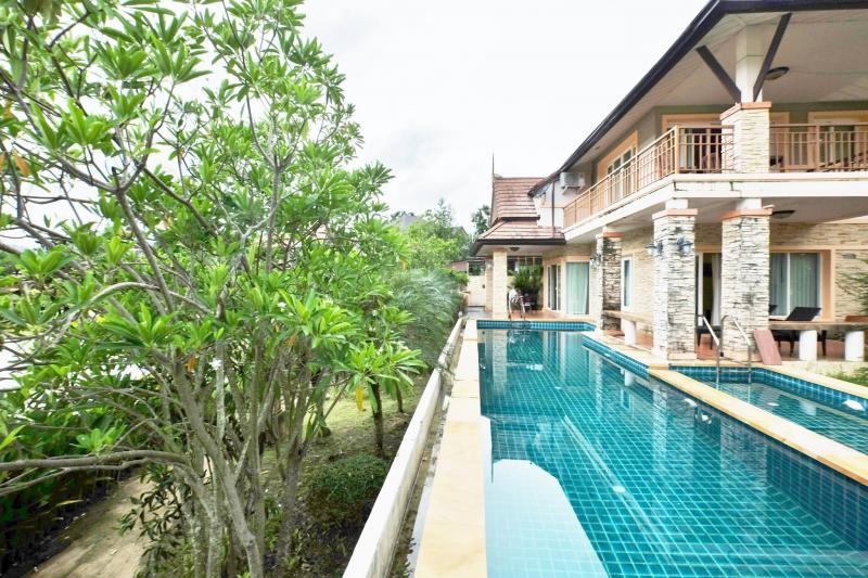 Photo 4 bedroom pool villa for Sale and to Rent in Chalong