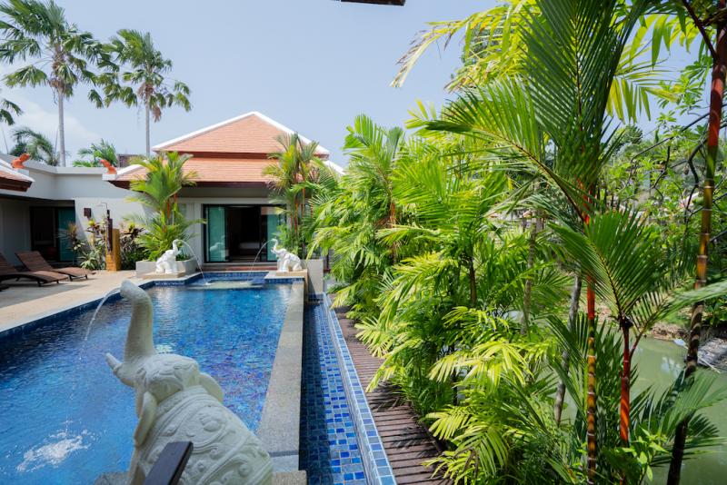 Photo 4 bedroom private pool villa for sale in Nai harn Baan Bua