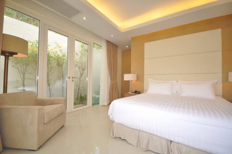 Photo Beach Front Pool Villa 3-bedroom for sale located in Mai Khao, Phuket.