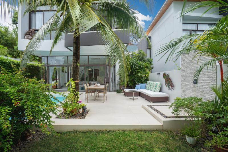 Photo Brand new luxury 3 bedroom pool villa for sale in Naiharn Phuket