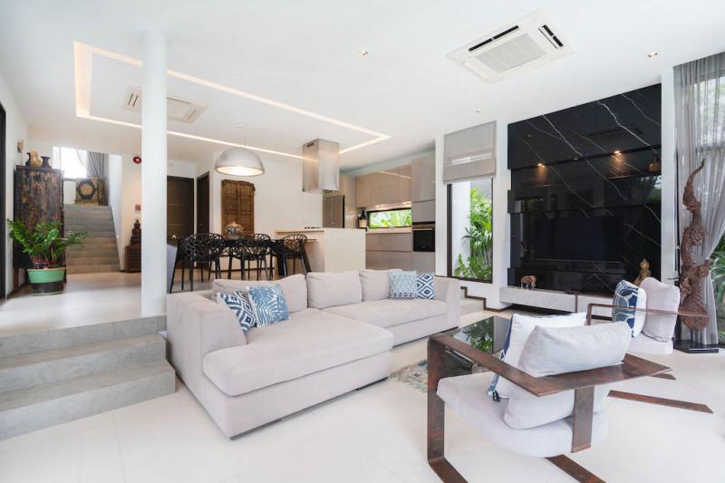 Photo Brand new luxury 3 bedroom pool villa for sale in Naiharn Phuket