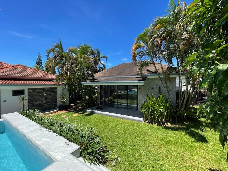 Photo Magnifique villa de 5 chambres avec piscine et immense jardin à vendre à Rawai