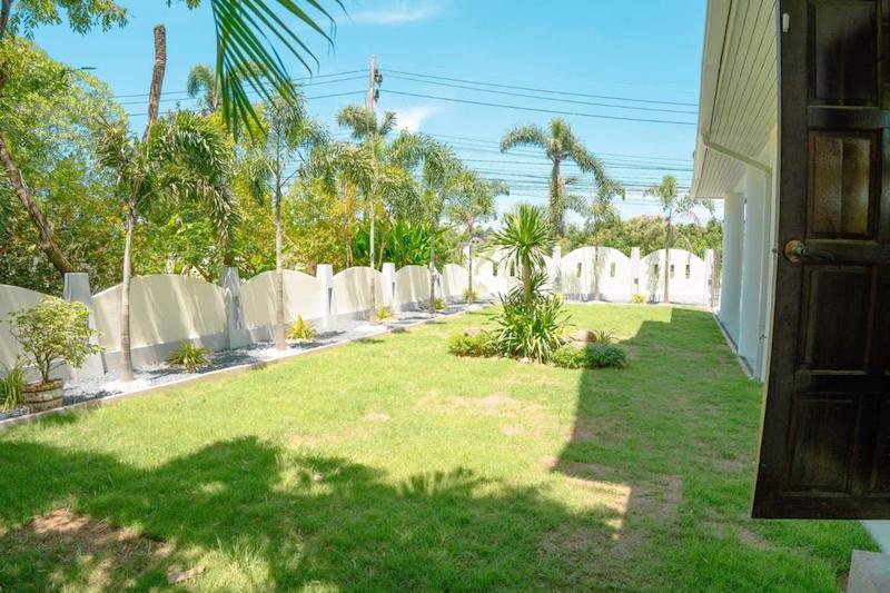 Photo Fully renovated 3 Bedroom pool villa with large garden for sale in Rawai