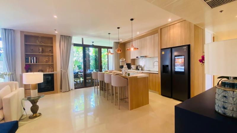 Photo Fully Renovated 5 bedrooms apartment for sale in at the Royal Phuket Marina.