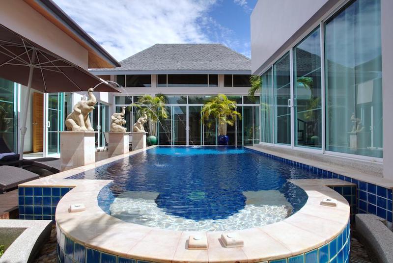 Photo Luxury pool villa balinese style with 3 bedrooms located in Saiyuan, Rawai Phuket 