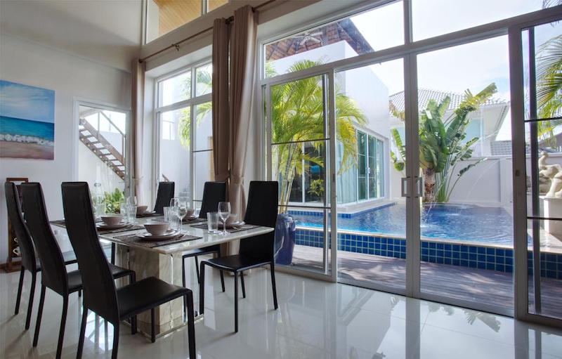 Photo Luxury pool villa balinese style with 3 bedrooms located in Saiyuan, Rawai Phuket 