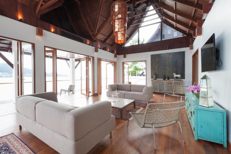 Photo Luxury sea front villa for rent in Kamala, Phuket