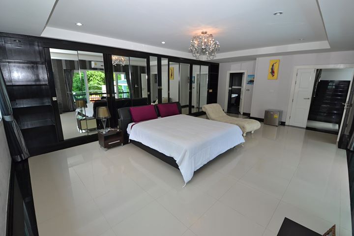 Photo Modern Detached Pool House overlooking the Phuket Country Club in Kathu