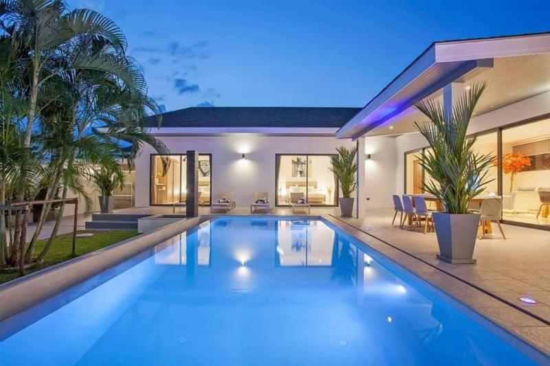 Photo New high end villa with swimming pool in Nai Harn.