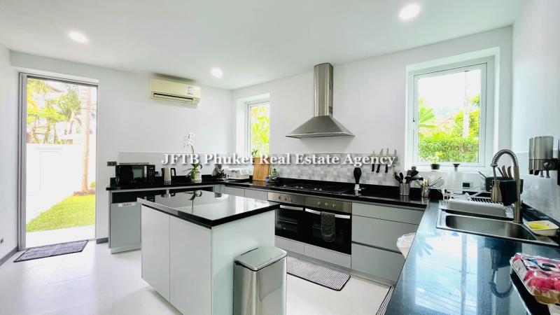 Photo Phuket Exclusive 5 bedroom villa for sale in Nai Harn