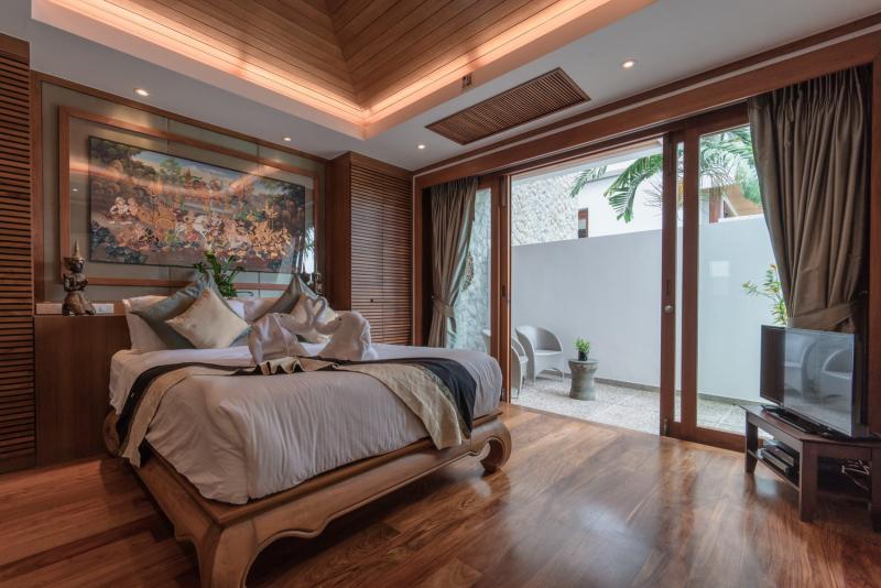 Photo Phuket Exclusive Sea View villa for sale on Surin's hills