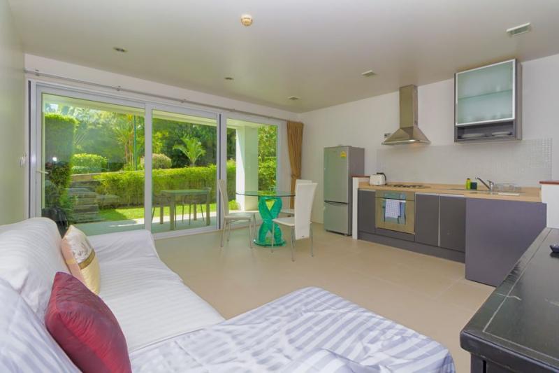 Photo Phuket modern condo with garden for rent in Karon