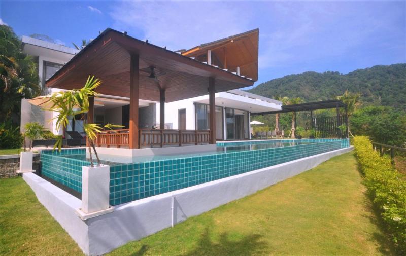 Photo Phuket Super Villa with Refined Contemporary Design and Amazing Sea View